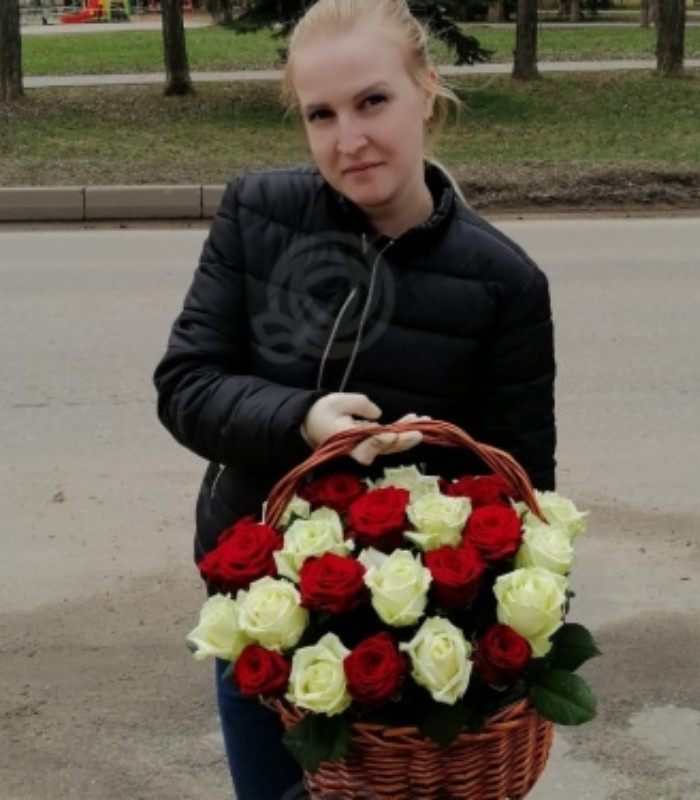 Букет из роз в корзинке №29 купить с доставкой в Нижнем Новгороде