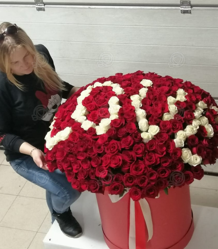 Букет из 301 розы Love в огромной коробке купить с доставкой в Нижнем Новгороде