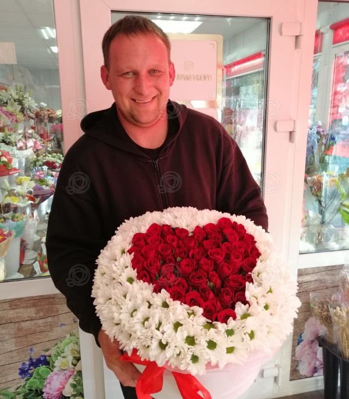 Букет цветов в форме сердца в коробке №8 купить с доставкой в Нижнем Новгороде